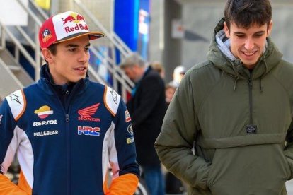 Marc y Àlex Márquez, nuevo equipo Repsol Honda, paseando por el ’paddock’ de Cheste (Valencia).-AFP / JOSE JORDAN