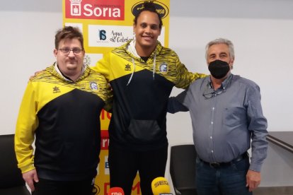 Lluelles, Vinicius y Heras en la presentación del lateral brasileño. T.R.