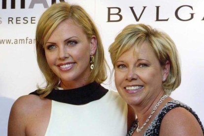 Charlize Theron y su madre Gerda, en una imagen de 2001.-AP / LUCA BRUNO