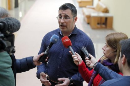 El diputado de EnMarea, Juan Merlo, responde a los periodistas sobre su curriculum, esta mañana en el Parlamento de Galicia en Sanatiago de Compostela.-EFE