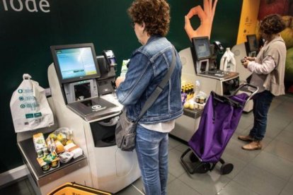 Caja de autopago en un supermercado Bonpreu de Barcelona.-CARLOS MONTAÑÉS