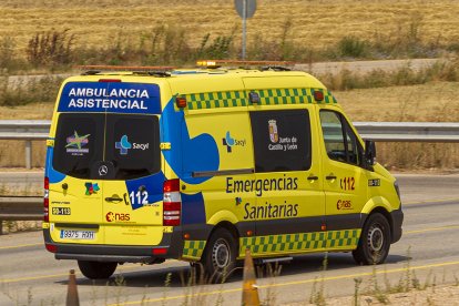 Ambulancia en una imagen de archivo. MARIO TEJEDOR