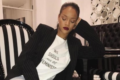 Rihanna pone de moda una camiseta de Dior como lema feminista.-INSTAGRAM