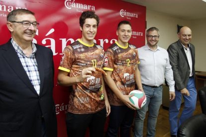 Samuel Moreno, Javier Izquierdo, Álvaro Hernández, Alfredo Cabrerizo y Juan José Delgado en la presentación de la novedosa camiseta.-Mario Tejedor