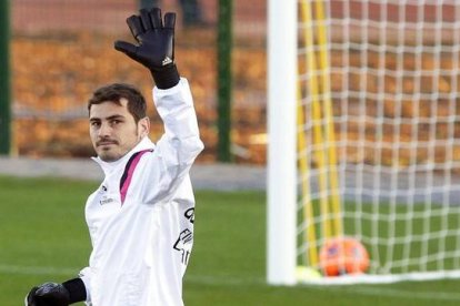 Casillas saluda a los aficionados que siguen un entrenamiento del Madrid, en una imagen de archivo.-Foto: EFE / KHALED ELFIQI