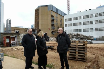 Visita a la zona donde se ubicará la unidad de radioterapia. MARIO TEJEDOR