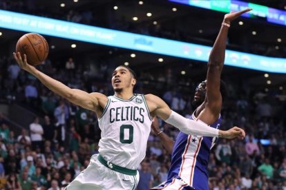 Jayson Tatum, de los Celtics, lanza a canasta ante Joel Embiid en el segundo partido de la serie-/ MADDIE MEYER (AFP)