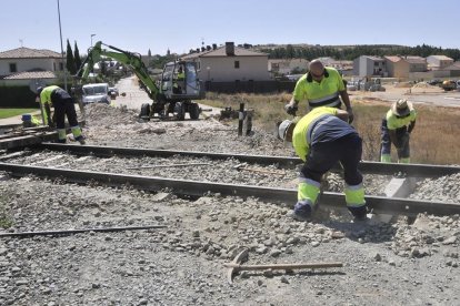 Trabajos de retirada del paso a nivel en la carretera de Fuentelcarro hace un par de semanas.-V. GUISANDE