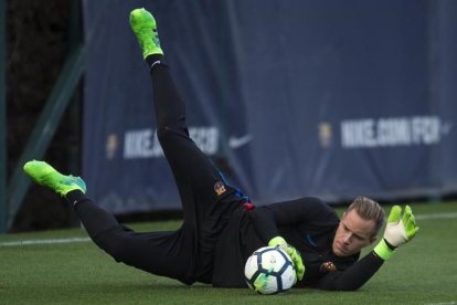 Ter Stegen atrapa el balón en un entrenamiento en la ciudad deportiva del Barça.-JORDI COTRINA