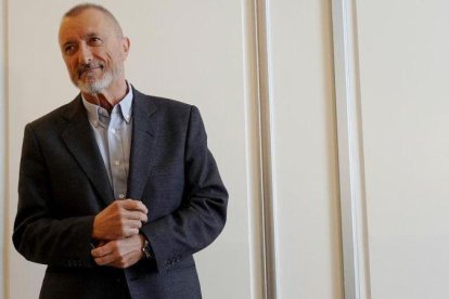 El novelista y articulista Arturo Pérez-Reverte, esta mañana en Madrid, donde ha presentado Una historia de España.-JOSÉ LUIS ROCA