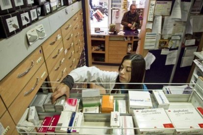 Medicamentos en una farmacia de Barcelona.-JOAN CORTADELLAS