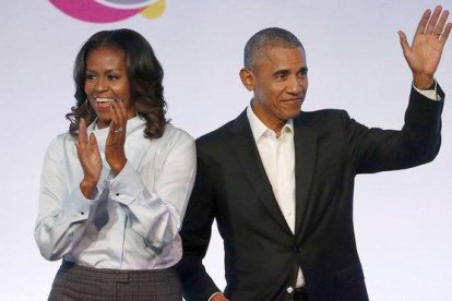 El expresidente Barack Obama y la exprimera dama Michelle Obama, en un acto de la Obama Foundation Summit, en Chicago.-CHARLES REX (AP)