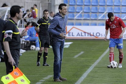 El técnico del Numancia, Juan Carlos Unzué. / VALENTÍN GUISANDE-