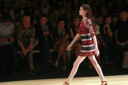 Una modelo luce un diseño de Custo barcelona, durante el desfile de la pasarela 080, el pasado mes de julio.-Foto: TONI ALBIR