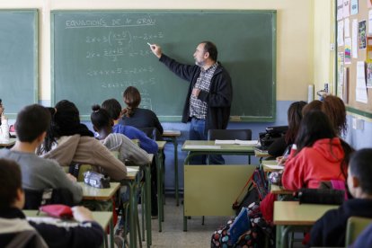 Un profesor imparte clase a sus alumnos.-JOSEP GARCIA