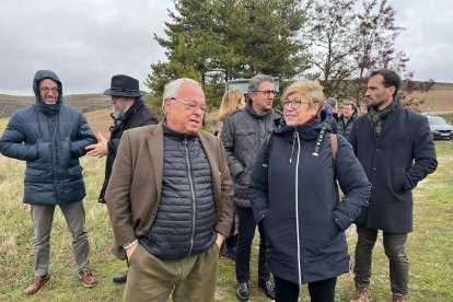 El consejero de Cultura en un momento de la visita, junto a otras autoridades.-HDS