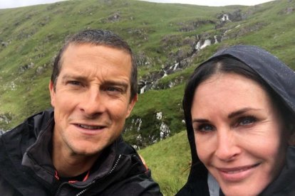 Courtney Cox en el programa 'Running wild with Bear Grylls'.-