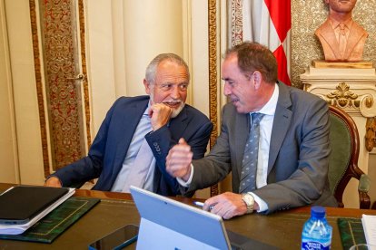 Jose Antonio de Miguel y Benito Serrano en el pleno de ayer - MARIO TEJEDOR