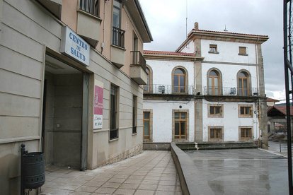 Exterior del centro de salud de Covaleda. / VALENTÍN GUISANDE-