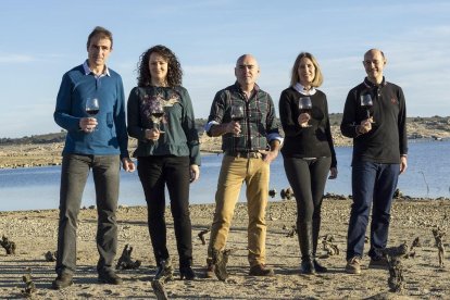 En el centro, Germán Panero; a su izquierda, Lorena Asenjo y Paco Nieto; a la derecha, Félix Garro y Mari Luz Pardal, en el embalse de Almendra junto a los restos de cepas en la zona de Pozaco en el desaparecido pueblo sayagués de Argusino. - RobertoVicen-RobertoVicent