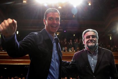 Pedro Sánchez y Pepu Hernández, en la presentación de la precandidatura del exseleccionador de baloncesto.-EFE / EMILIO NARANJO