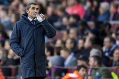 Valverde bebe un sorbo de agua mientras el árbitro consulta el VAR en el penalti de Suárez.-JORDI COTRINA