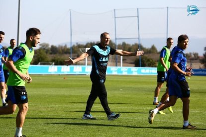 De Biasi, durante un entrenamiento del Alavés.-PERIODICO (TWITTER)