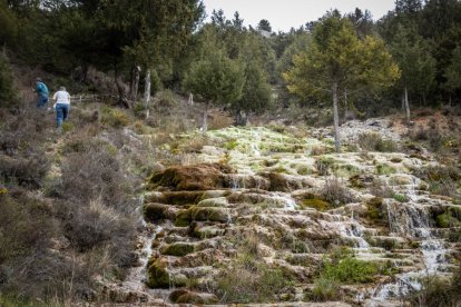 Dos personas suben por el Chorrón en Cabrejas del Pinar, Soria. GONZALO MONTESEGURO