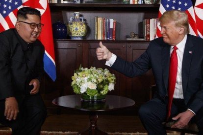 El presidente de EEUU Donald Trump y Kim Jong-un, líder de Corea del Norte en la cumbre de Singapur.-AP