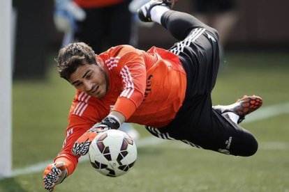 Iker Casillas, durante un entrenamiento del Madrid.-AP / PAUL SANCYA