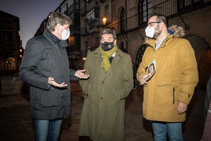 El alcalde Carlos Martínez charla con el ministro José Luis Escrivá y el candidato del PSOE por Soria, Ángel Hernández. G. MONTESEGURO