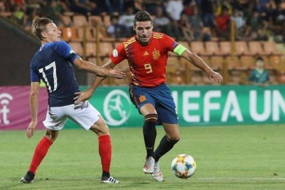 Abel Ruiz disputa un balón con Mathis Picouleau en semifinales.-VAHRAM BAGHDASARYAN (EFE)