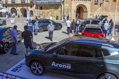 Concurrida Feria de Vehículos en la Plaza Mayor. MARIO TEJEDOR