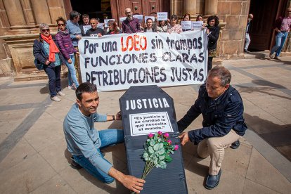 Los funcionarios simbolizan «la muerte de la Justicia» con un ataúd en las puertas del palacio. MARIO TEJEDOR