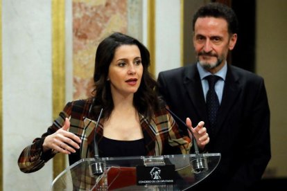 La líder de Ciudadanos, Inés Arrimadas, junto a su compañero Edmundo Bal, durante su comparecencia ante los medios para valorar el discurso de Pedro Sánchez.-EFE