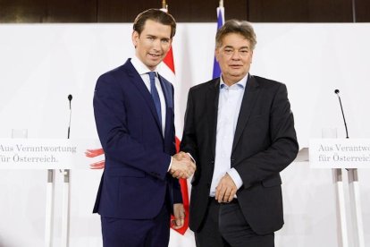 Sebastian Kurz (i), líder de los conservadores del ÖVP, y el jefe de los verdes austriacos, Werner Kogler (d).-EFE