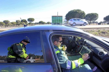 Un radar móvil de la Guardia Civil en una imagen de archivo. HDS