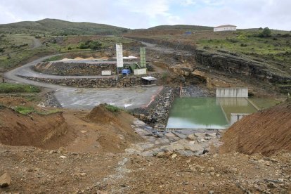 Obras de la presa paralizadas-V. GUISANDE