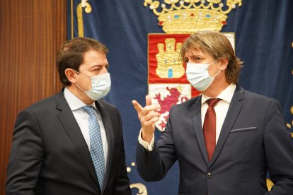 El presidente de la Junta de Castilla y León, Alfonso Fernández Mañueco, junto al alcalde de Soria, Carlos Martínez Mínguez. EDUARDO MARGARETO