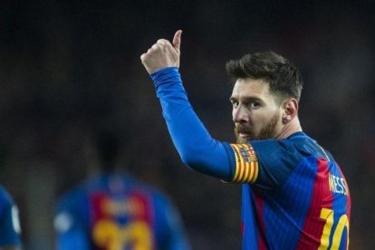 Messi agradece al público su apoyo en el Camp Nou durante el Barça-Real Sociedad.-JORDI COTRINA