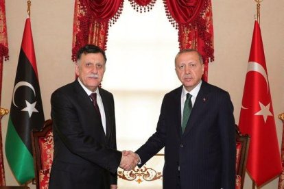 Encuentro entre el primer ministro del Gobierno libio del GNA, Fayez al-Sarraj (izquierda), y el presidente de Turquía, Recep Tayyip Erdogan (derecha); durante una cumbre en Estambul.-OFICINA DE LA PRESIDENCIA DE TURQUÍA (EFE)