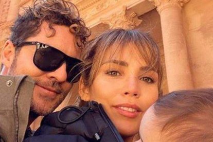 David Bisbal y Rosanna Zanetti, con su hijo Matteo en Jordania.-INSTAGRAM