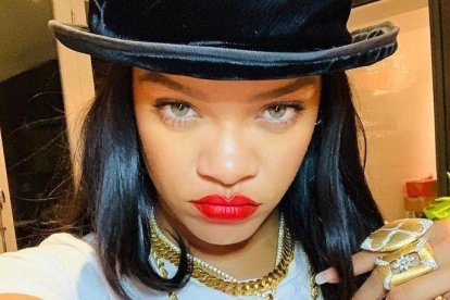 El selfi de Rihanna con el que ha ilustrado su mensaje en Instagram.-INSTAGRAM