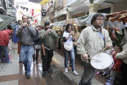 Los gaiteros recorrieron las calles del centro por la lluvia. / Ú.S.-