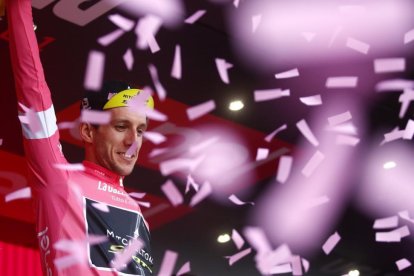 Simon Yates, este viernes, en el podio del Giro.-/ LUK BENIES (AFP)