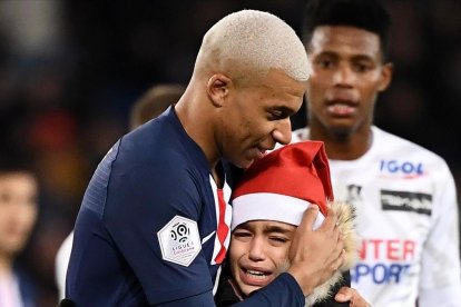 Mbappé abraza a un niño que le pidió un autógrafo en el partido contra el Amiens.-AFP / FRANCK FIFE