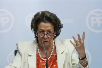 La exalcaldesa de Valencia y senadora del PP, Rita Barberá, durante la rueda de prensa en la que dio explicaciones por el 'caso Imelsa'.-MIGUEL LORENZO