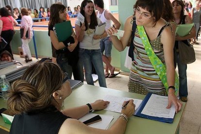 Participantes en unas oposiciones.-RICARD CUGAT