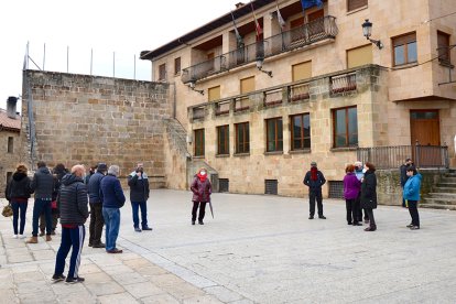 Algunas de las personas concentradas en la plaza de Duruelo.-R.F.