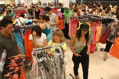 Gente comprando en una tienda Primark.-JOSEP GARCIA